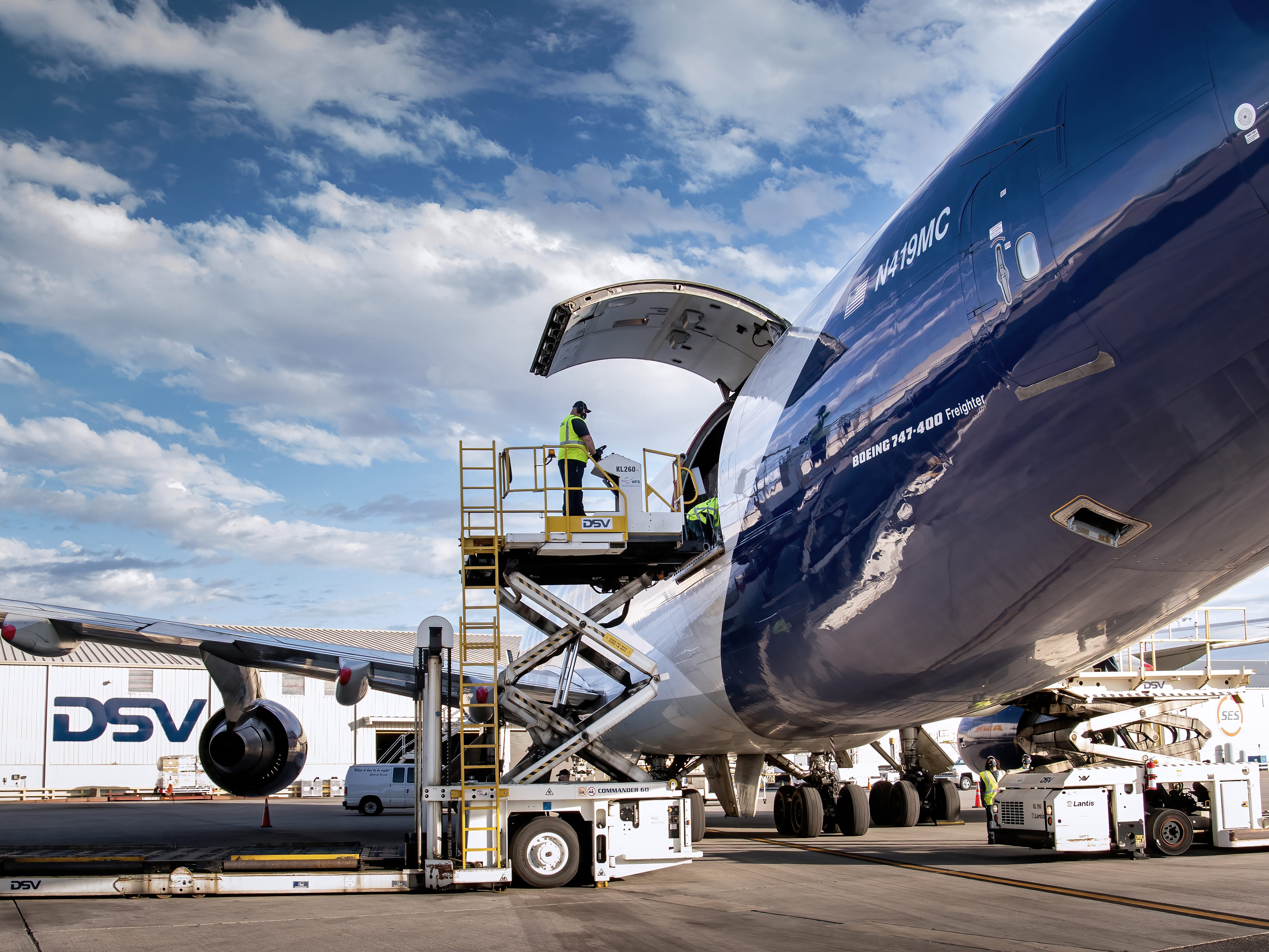 DSV:n työntekijä lastaa lentokonetta.